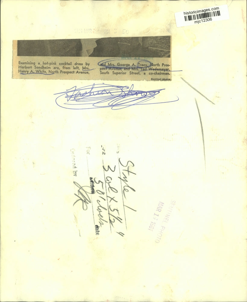 1961 Press Photo Mrs. George A. Tracy, others examine Herbert Sandheim dress