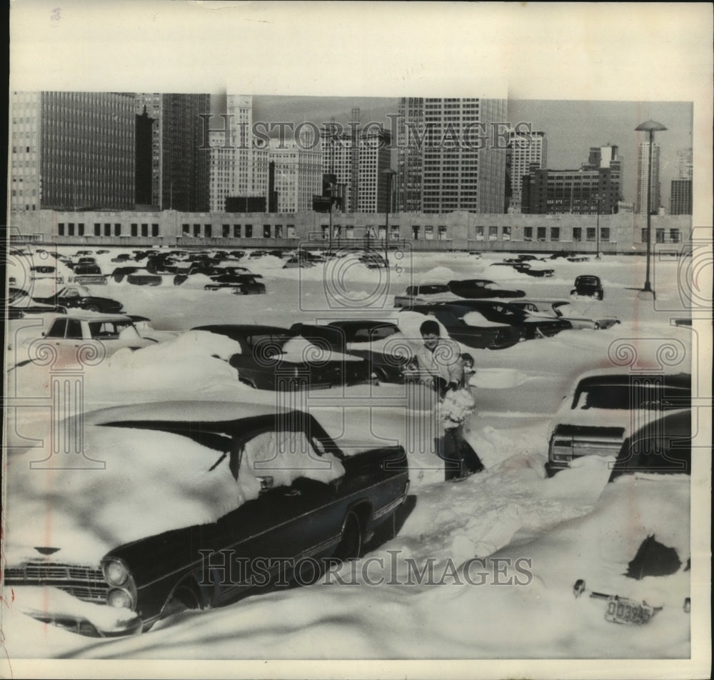 1967 Press Photo Don Creighton, digs car out, snow covered parking lot, Chicago- Historic Images