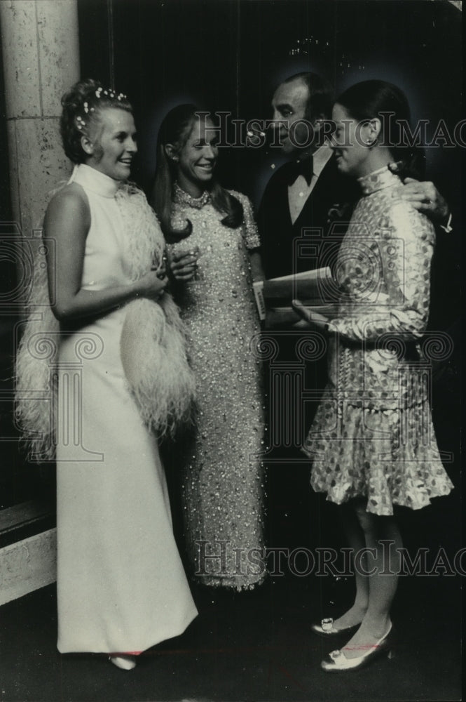 1969 Press Photo Teal Traina and women in his designs at New York reception- Historic Images