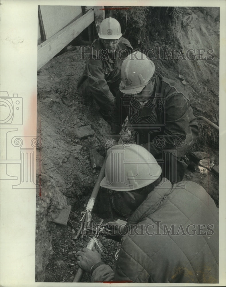 1969 Press Photo Electric Co. supervisory personnel continue work despite strike- Historic Images