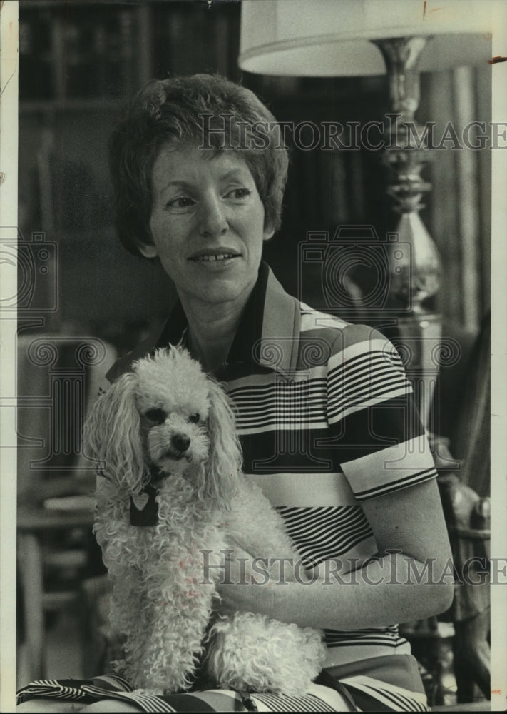 1974 Press Photo Mrs. Harry Tobias, Madison, with her toy poodle &quot;Apricot.&quot;- Historic Images