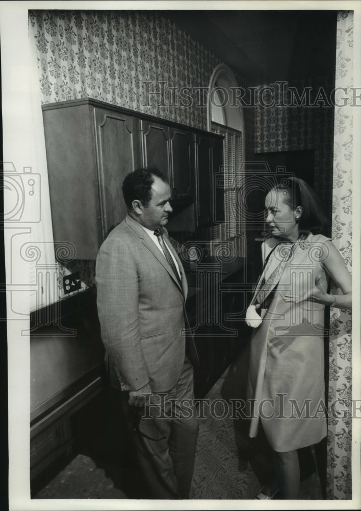 1966 Press Photo Mrs. Knowles, Verdon talk in kitchen - mjc12829- Historic Images