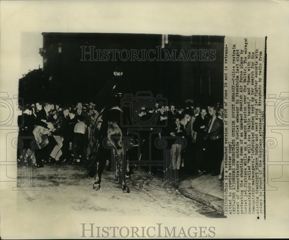 1952 Press Photo Swedes demonstrate outside Soviet Embassy, Stockholm
