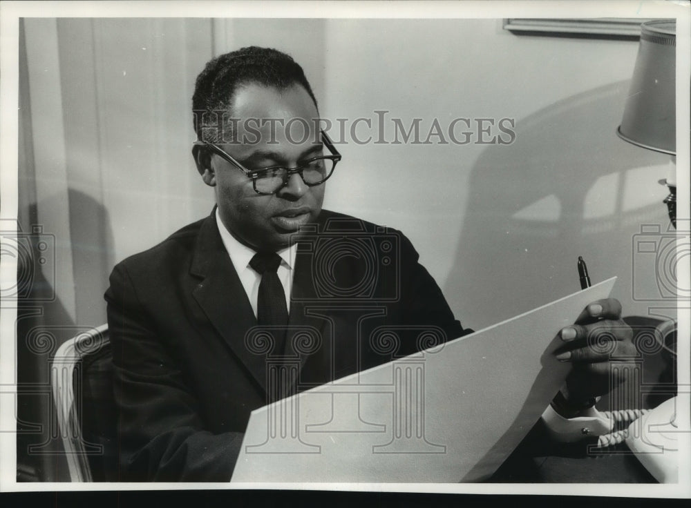 1962 Press Photo Wesley Fann Working on Sketch in New York- Historic Images