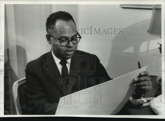 1962 Press Photo Wesley Fann Working on Sketch in New York- Historic Images