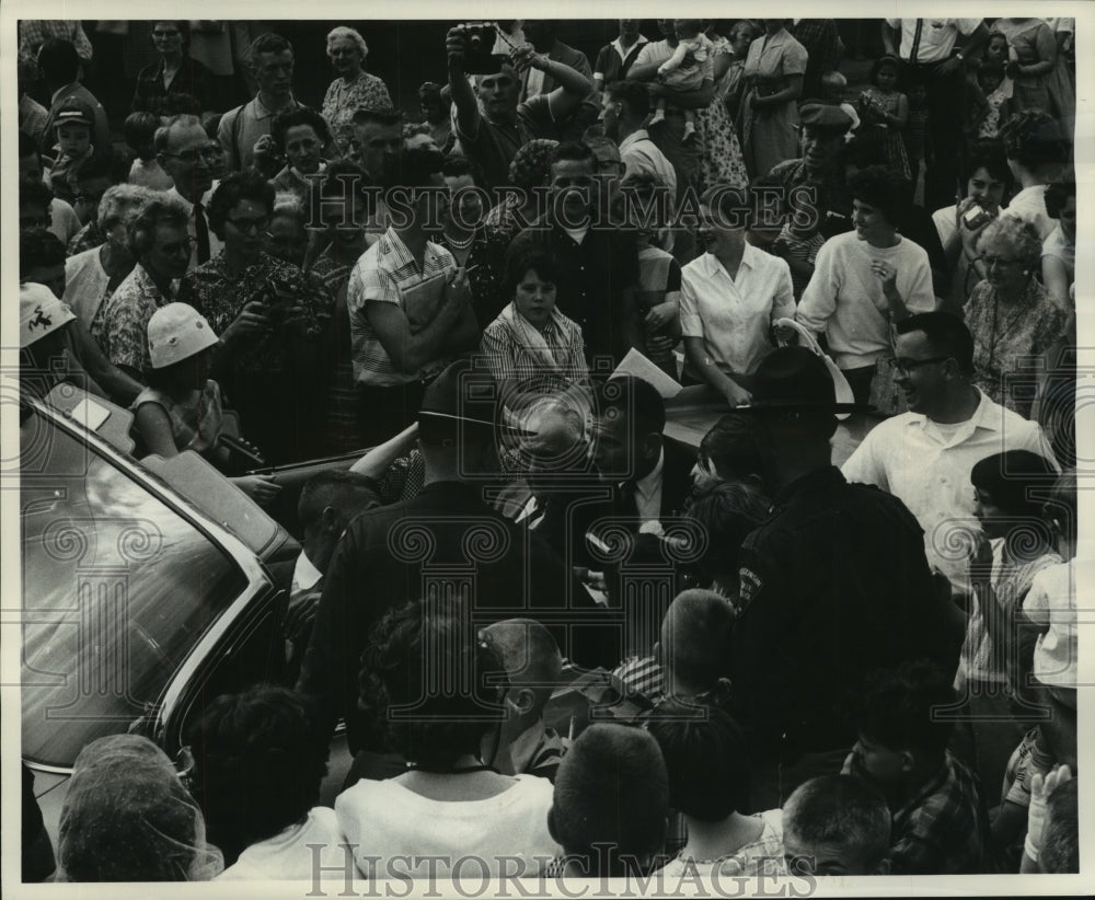 1962 Press Photo Astronaut Donald Slayton surrounded in Sparta parade- Historic Images