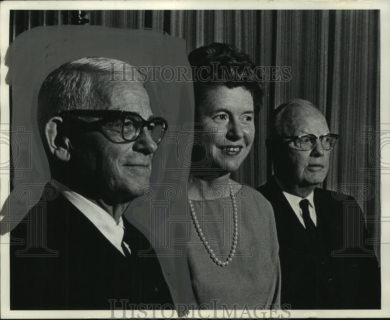 Load image into Gallery viewer, 1965 Press Photo Donald Slichter, Northwestern Mutual Life Insurance at dinner
