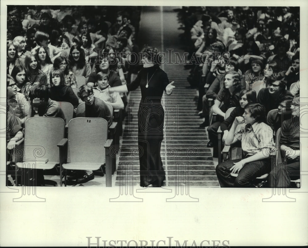 1975 Press Photo Sue Sneider brings Shakespeare to Fritsche Junior High School- Historic Images