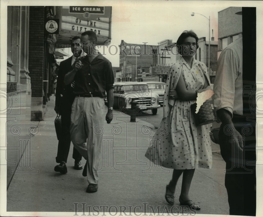 1959 Press Photo Walter David Tallmadge &amp; others after court hearing, Oconomowoc- Historic Images