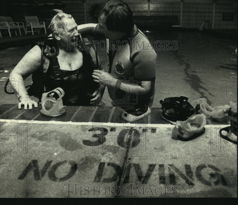 1990 Press Photo Instructor Walter Wilsnack helps Waltraud Putna remove her gear- Historic Images