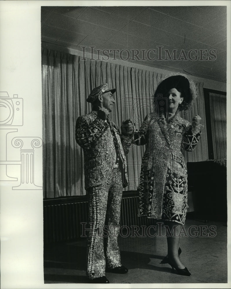 1965 Press Photo George &amp; Rose Matthews visit International Institute, Wisconsin- Historic Images