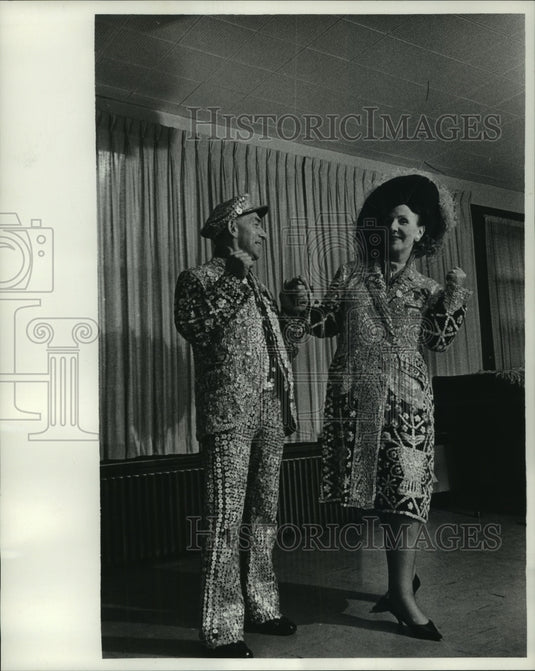 1965 Press Photo George & Rose Matthews visit International Institute, Wisconsin- Historic Images