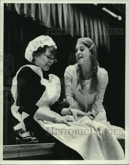 1975 Press Photo Sue Sneider and Mary Krause star in Romeo and Juliet play.- Historic Images