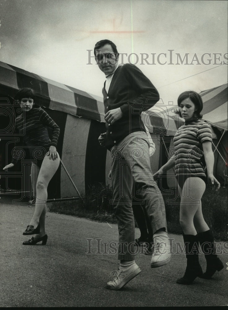 1969 Press Photo Melody Top dance director Jimmy Smock&#39;s at rehearsal near tent.- Historic Images