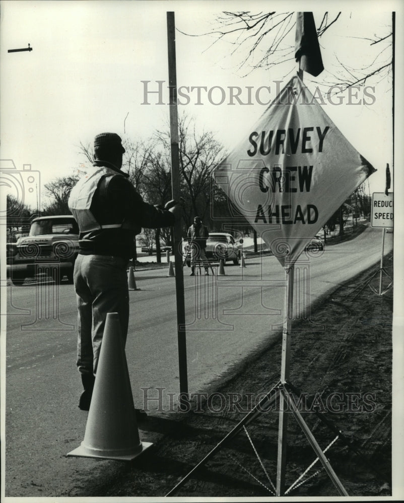 1959 Press Photo Wisconsin State Highway Commission crews feel safer on the job- Historic Images