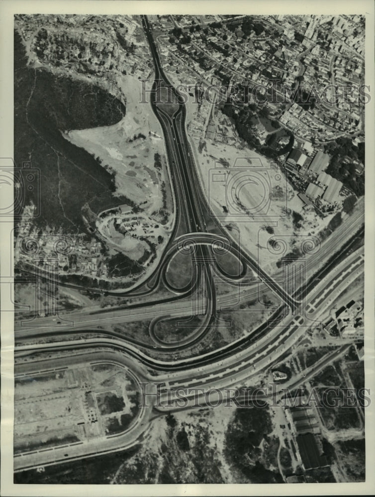 1957 Press Photo Aerial photo of Pan American Highway in Caracas, Venezuela- Historic Images