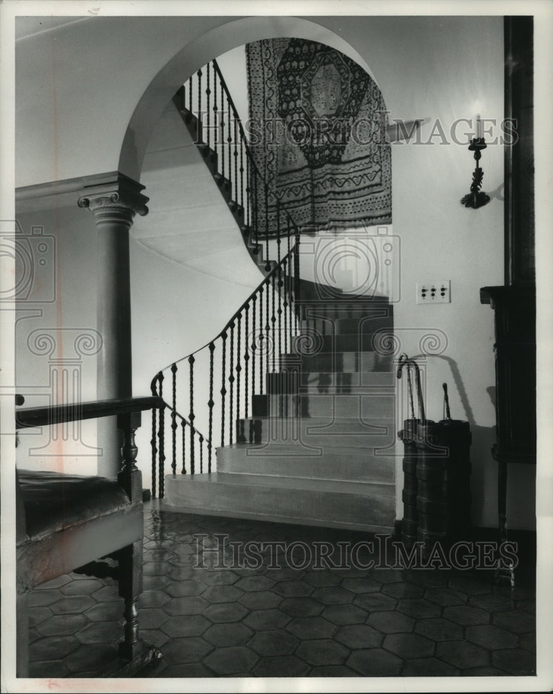 1963 Press Photo Stairway in the John J. Curtis home, Milwaukee, Wisconsin- Historic Images