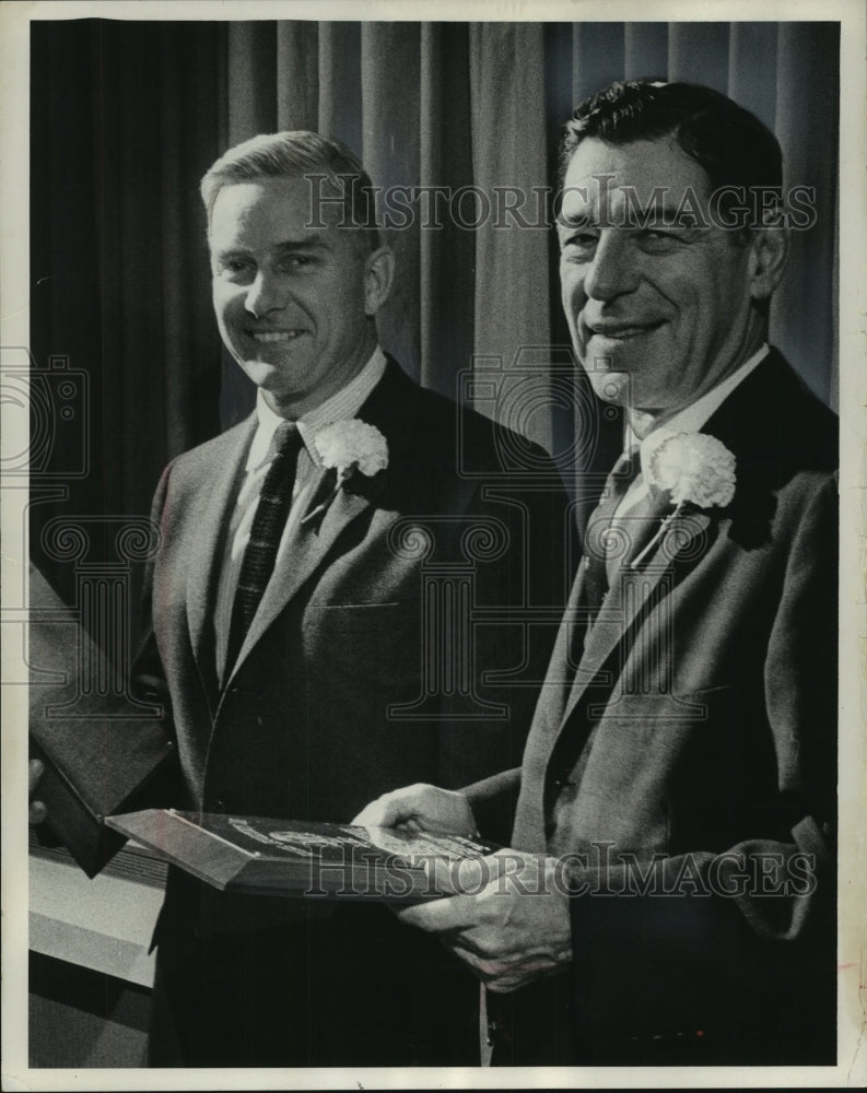 1964 Press Photo Milwaukee&#39;s Robert S. Stevenson and L.B. Smith awarded- Historic Images