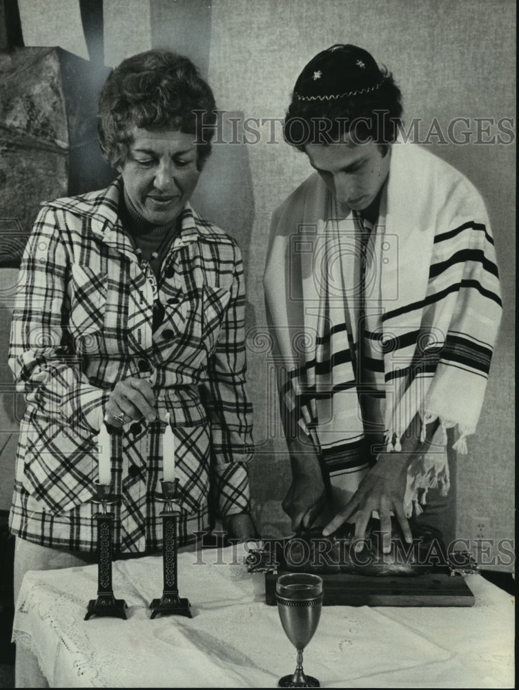 Load image into Gallery viewer, 1974 Press Photo Mrs. Tybie Taglin and Michael Kaplan set up Sabbath Table
