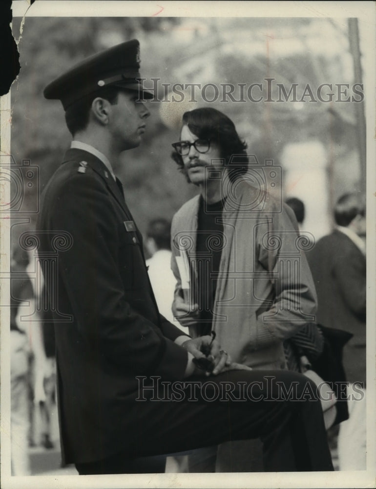 1970 Press Photo ROTC student looks past fellow student at the University of Cal- Historic Images