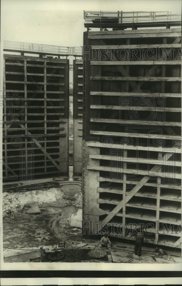 1958 Press Photo Workmen stood by Soo locks gate near Sault Ste. Marie, Michigan- Historic Images