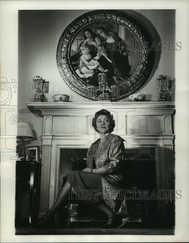 Load image into Gallery viewer, 1960 Press Photo Mrs. Stuart Symington, wife of presidential nominee, at home
