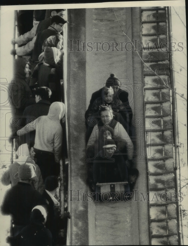 1960 Press Photo Children enjoyed tobogganing at Brown Deer park over weekend- Historic Images