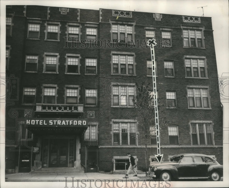 Load image into Gallery viewer, 1952 Press Photo Hotel Stratford, Where Marilyn Henkel Fell From Window
