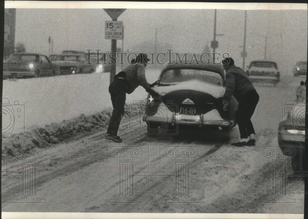 1966 Press Photo Passengers Pushing Vehicle in Milwaukee Snow- Historic Images