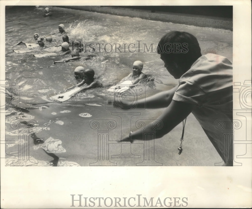 1961 Press Photo Katheryn Dorow Teaches Swimming Class, Milwaukee, Wisconsin