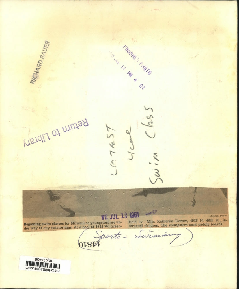 1961 Press Photo Katheryn Dorow Teaches Swimming Class, Milwaukee, Wisconsin