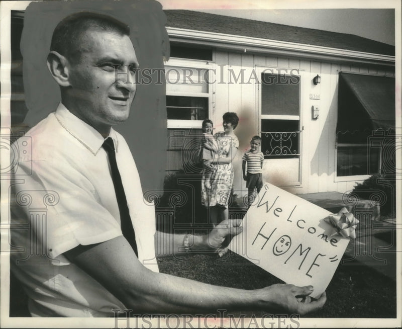 Load image into Gallery viewer, 1963 Press Photo Mr. and Mrs. Jerome Szydlowski and Children, Milwaukee
