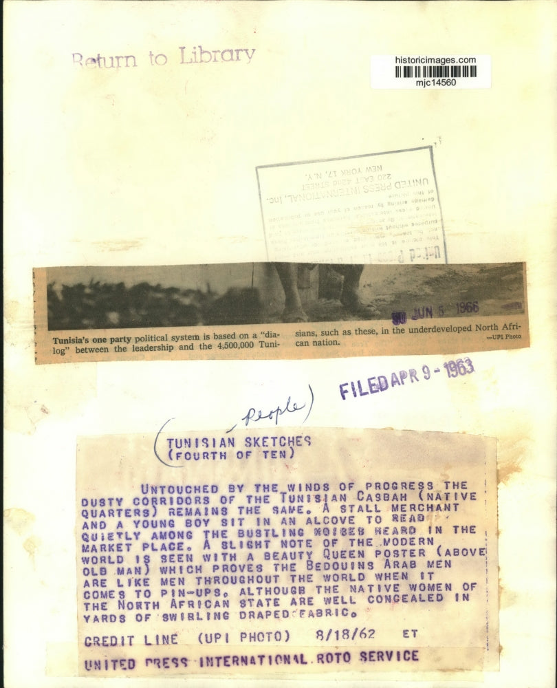 1962 Press Photo A stall merchant sits in an alcove of the Tunisian Casbah