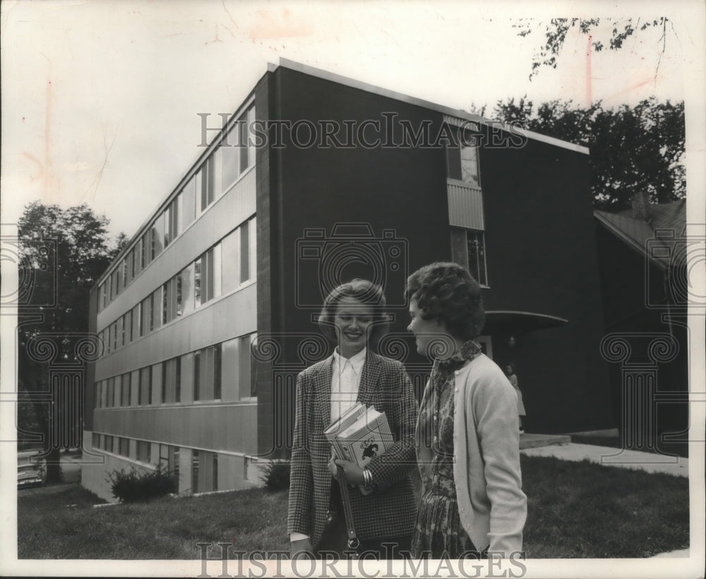 1961 Press Photo Louise Lindgren, Linda Dushek by Susan Davis house, UW-Madison- Historic Images