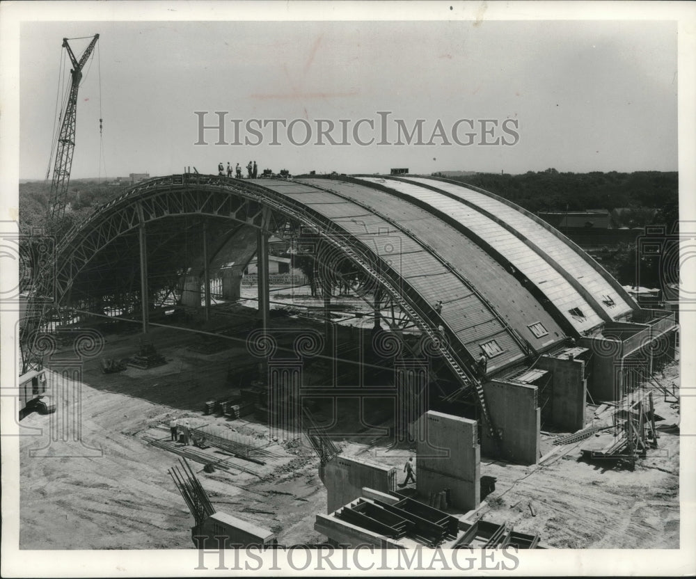 1955 Press Photo Construction on UW-Madison athletic practice bldg, Camp Randall- Historic Images