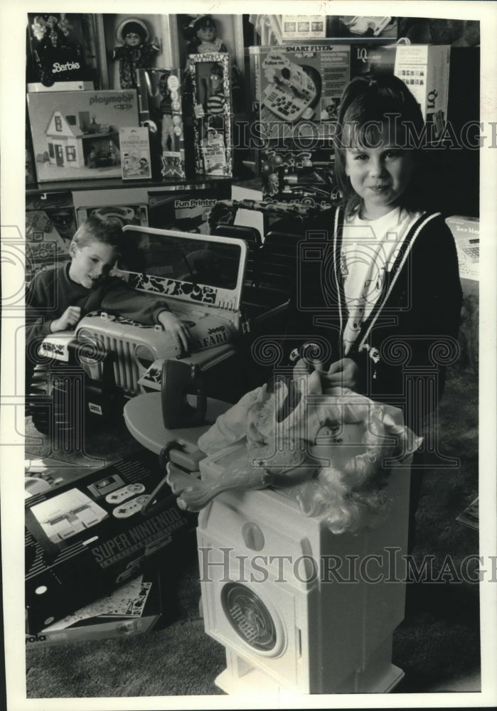 1991 Press Photo Lexi Philips and Tate Kommer at the Fisher Price Toy Center- Historic Images