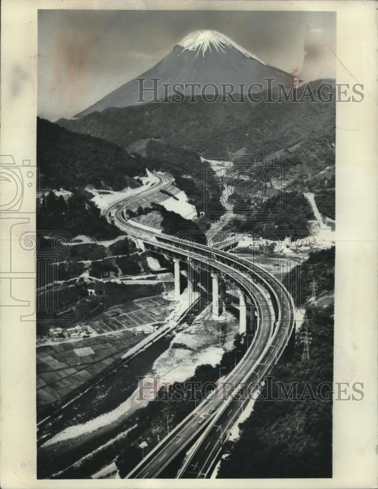1969 Press Photo Foreign Highway Scenic View of Mount Fuji Japan - mjc15366