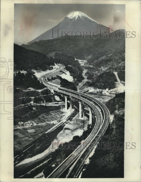 1969 Press Photo Foreign Highway Scenic View of Mount Fuji Japan - mjc15366