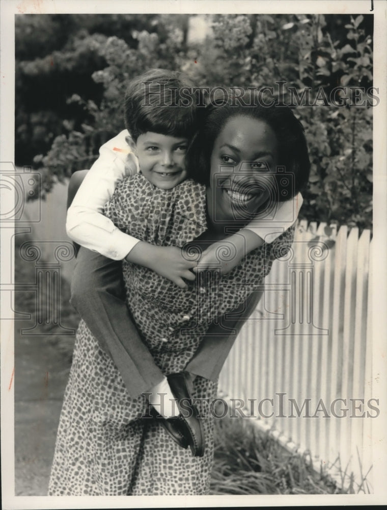 1991 Press Photo John Morgan Bedford plays piggy back with Regina Taylor- Historic Images