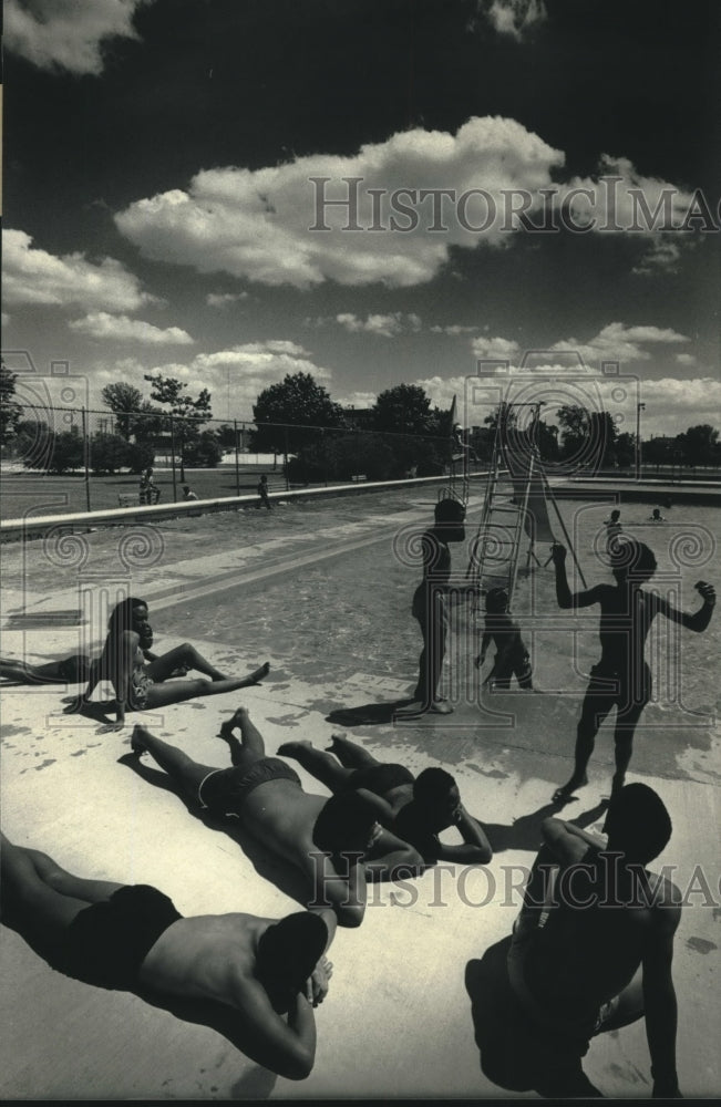1986 Press Photo Swimmers sun bathe at Carver Park Pool - mjc15493- Historic Images