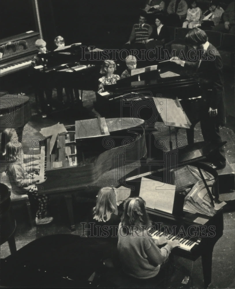 1992 Press Photo Mark Helgert directs student pianists at UW-Waukesha theatre- Historic Images