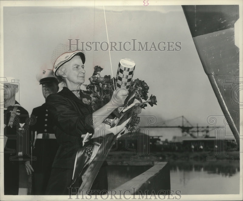 Load image into Gallery viewer, 1952 Press Photo Mrs. Irving Seaman, wife of retired Milwaukee industrialist
