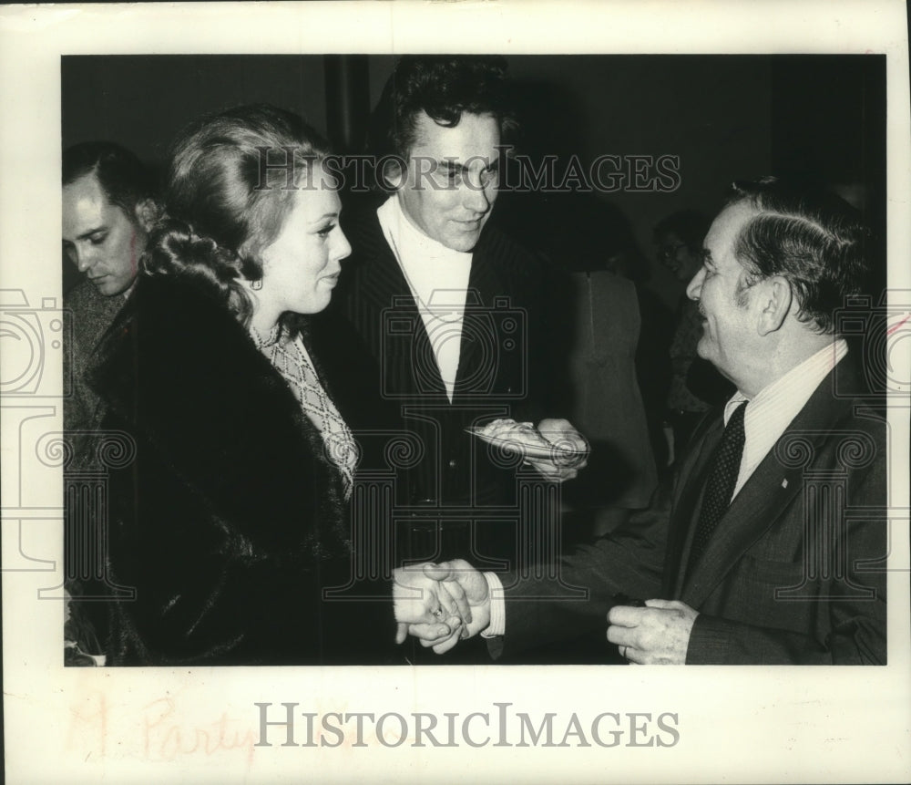 1974 Press Photo Kenneth Schermerhorn &amp; wife, Carol Neblett with Rep.Zablocki- Historic Images