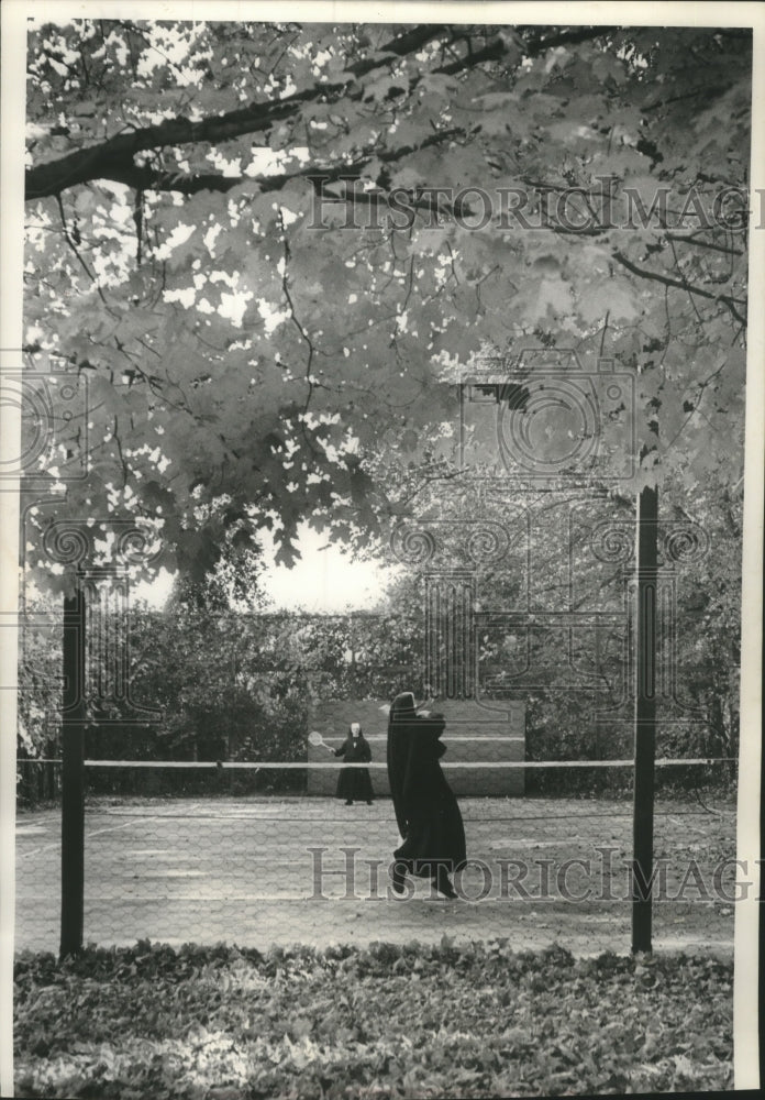 1963 Press Photo Nuns play tennis in Milwaukee on autumn afternoon - mjc16487