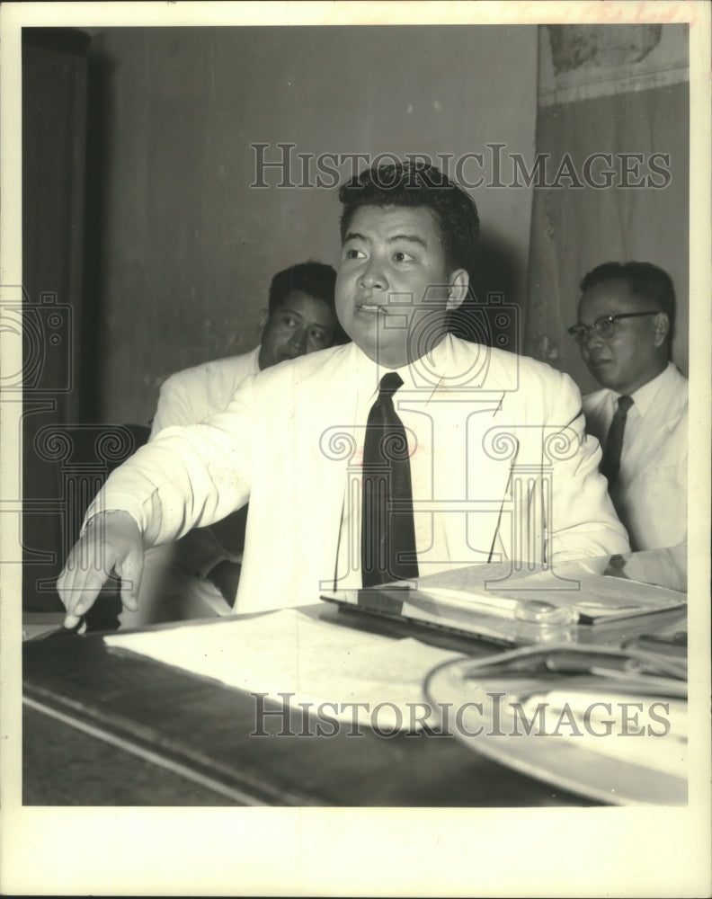 1968 Press Photo Prince Sihanouk lectures officer&#39;s wife about Cambodia&#39;s army.- Historic Images