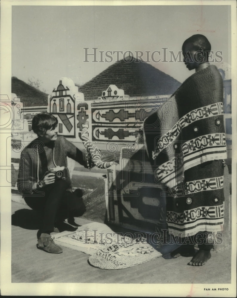 1961 Press Photo Ndebele tribesman of South Africa with a tourist, South Africa- Historic Images