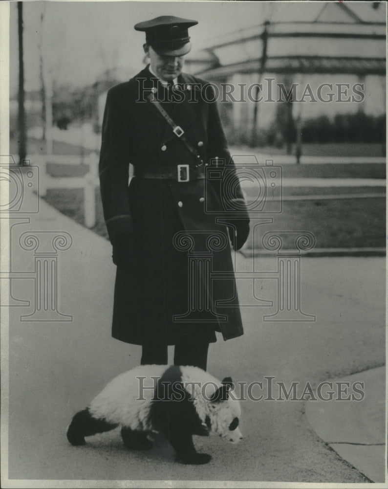 1938 Press Photo George Speidel in captain of the guards uniform with baby panda- Historic Images