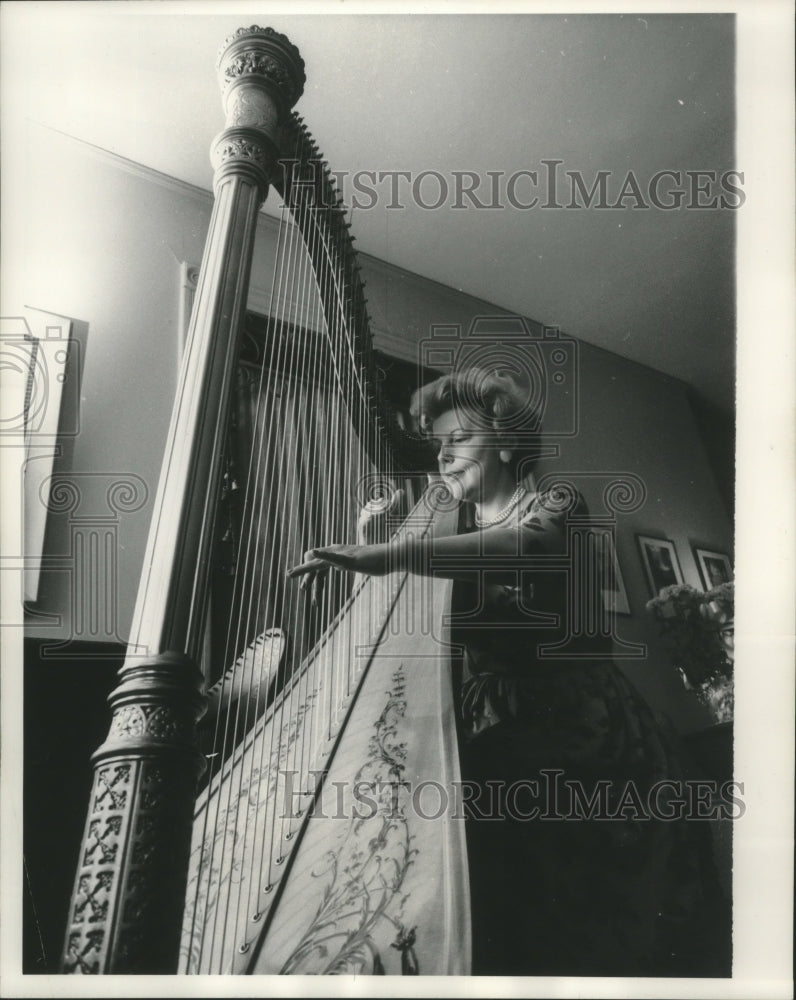 1961 Press Photo Harpist Mrs. Phyllis Schlomovitz- Historic Images