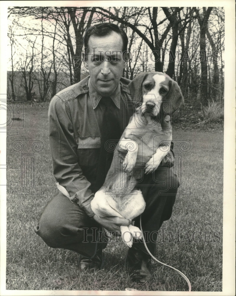 1964 Press Photo Alfred San Filippo shows how to pick up a beagle in Wisconsin- Historic Images