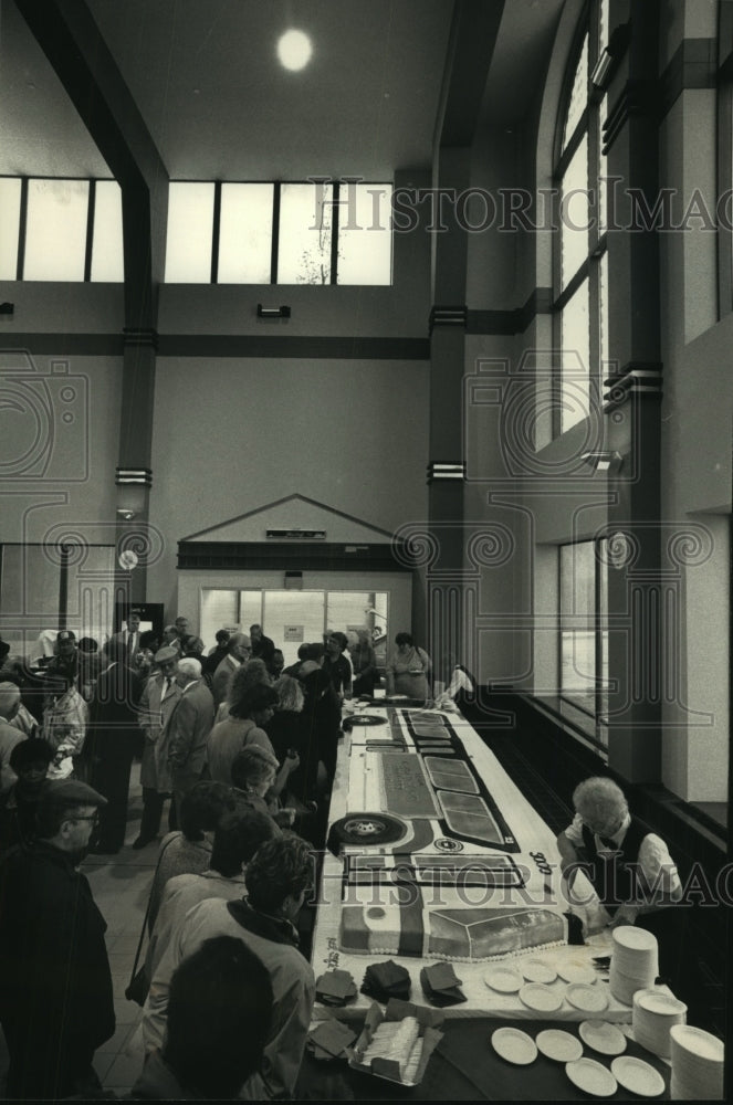 1992 Press Photo Bus shaped cake at Milwaukee County Transit System Opening- Historic Images